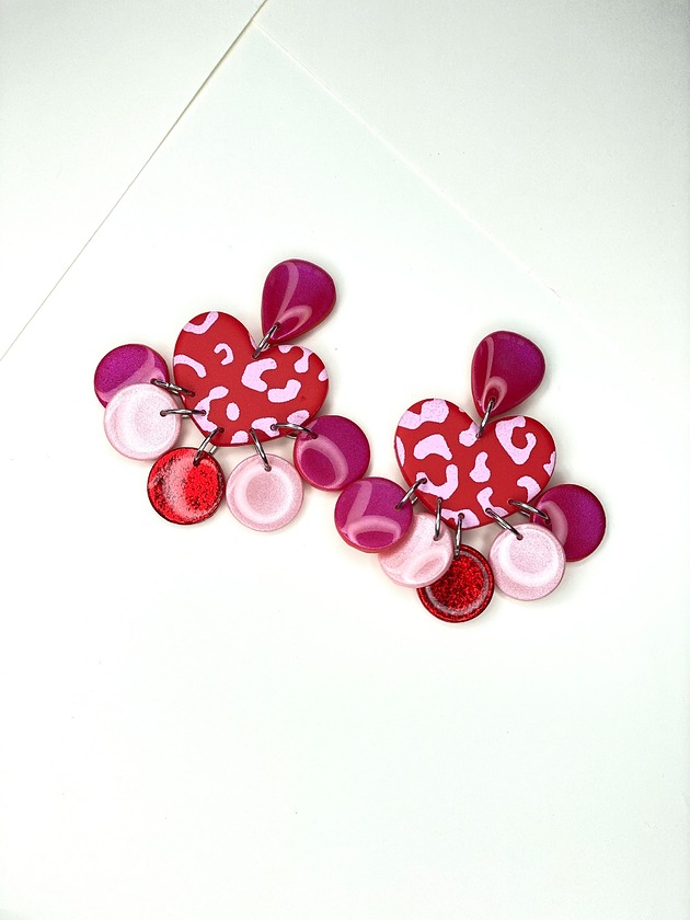 kolczyki z masy plastycznej Kolorowe wiszące kolczyki na sztyfcie serca