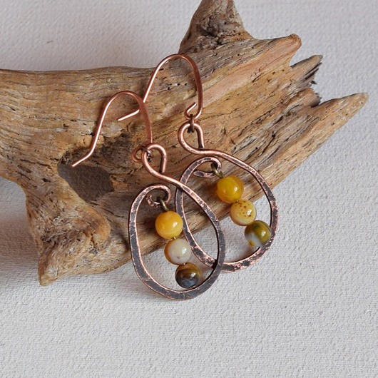 kolczyki z miedzi Kolczyki z kutej, oksydowanej miedzi i agatu /6/