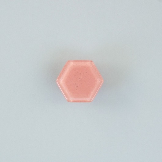 gałki do mebli Różowa gałka do mebli sześciokątna, szklana Hexagon