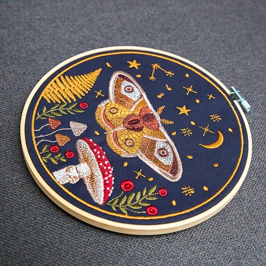 Ozdoby na ścianę Magiczna ćma na nocnym niebie - granatowy