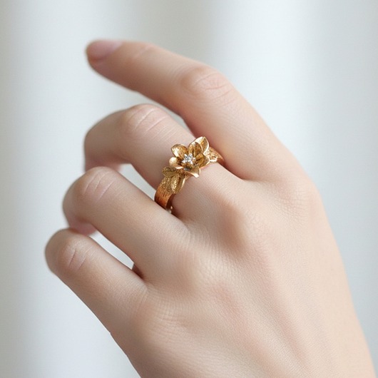 pierścionki złote Pierścionek z kwiatkiem