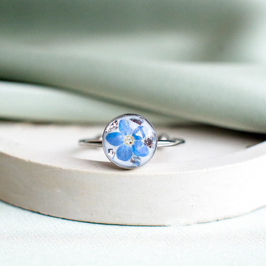 pierścionek z żywicy Pierścionek z niezapominajkami