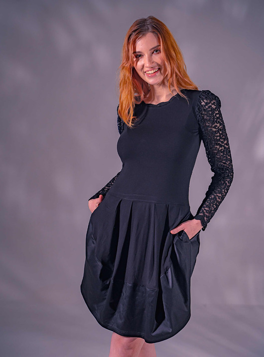 sukienki midi damskie Czarna sukienka z łączonych materiałów