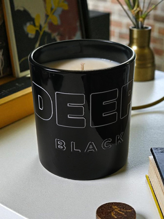 świeczniki i świece Inspirowana zapachem Carolina Herrera-Świeca sojowa w czarnym szkle DEEP BLACK