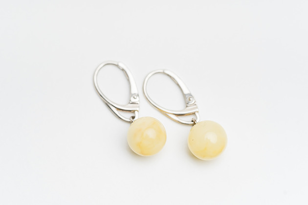 kolczyki z kamieniami ZAMOWIENIE Kolczyki kule wiszące bursztyn bałtycki mleczny mat