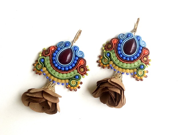 kolczyki soutache Sutaszowe kolczyki CANCUN z brązowymi kwiatami