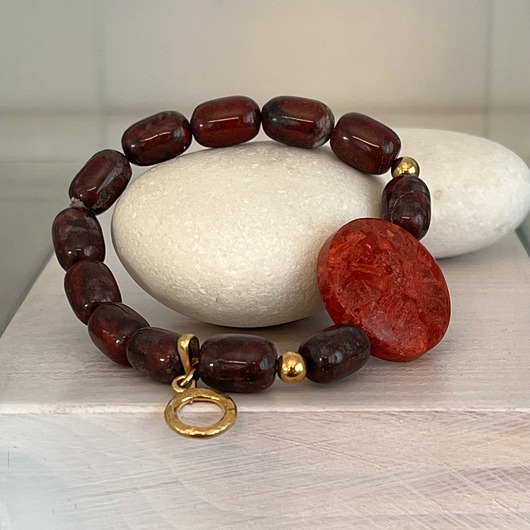 bransoletki z kamieni naturalnych Bransoletka srebrna, złocona z brazowych jaspisów i koralowca