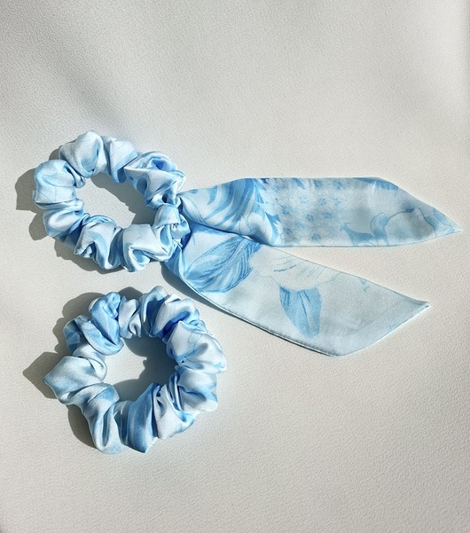 gumki do włosów Scrunchie Blue Flores - dostępna w wersji z odwiązywaną szarfą