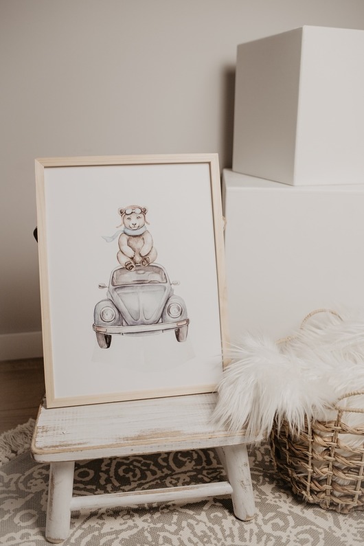 obrazy i plakaty do pokoju dziecięcego PLAKAT MIŚ NA GARBUSIE "PORA NA PRZYGODĘ" 29,7CM X 42CM