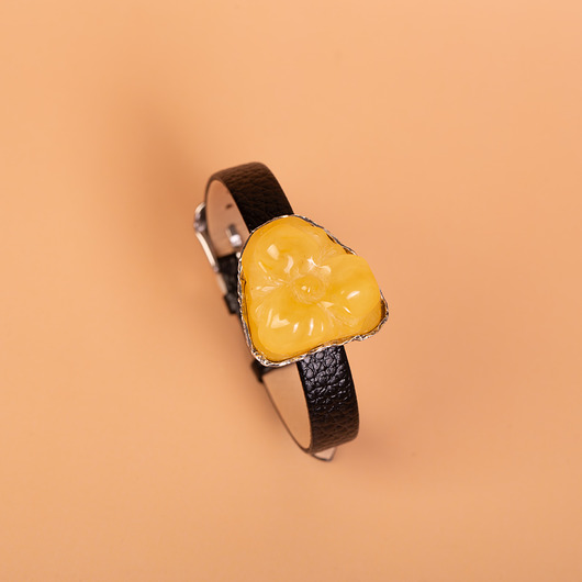 bransoletki - inne Bransoletka na pasku z rzeźbionym bursztynem bałtyckim