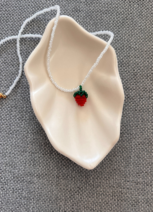 wisiory Handmade naszyjnik z koralików z plecioną truskawką owocem