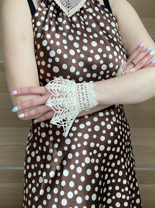 rękawiczki damskie Mankiety koronkowe kremowe z koraliczkami lace cuffs
