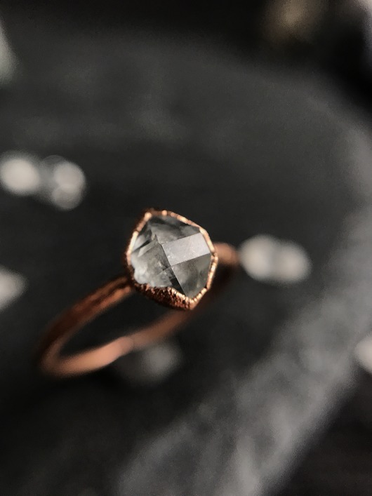 Pierścionek miedziany z "diamentem" Herkimer Marikart Studio