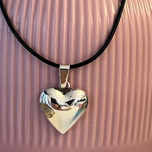 srebrne naszyjniki Naszyjnik srebrne serce na rzemieniu, Na Walentynki