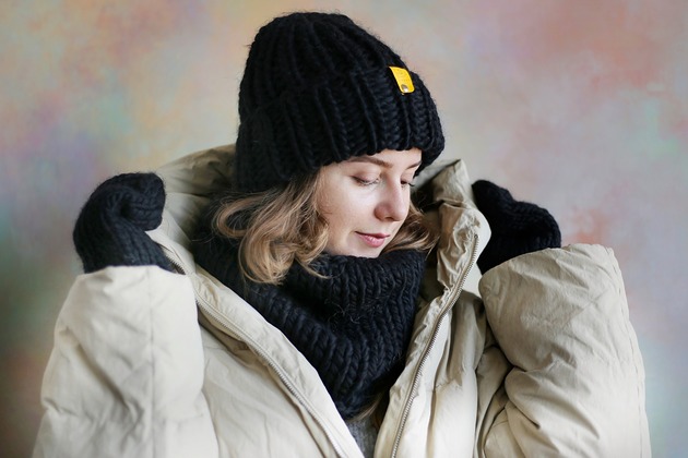 czapki damskie WOOLY Komplet zimowy czapka i komin czarny