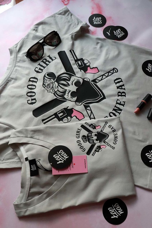 Koszulka z tatuażem v-neck Good Girl Gone Bad ŁAP NAS