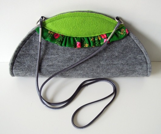 Szara filcowa z folkiem na zielono Green Sheep
