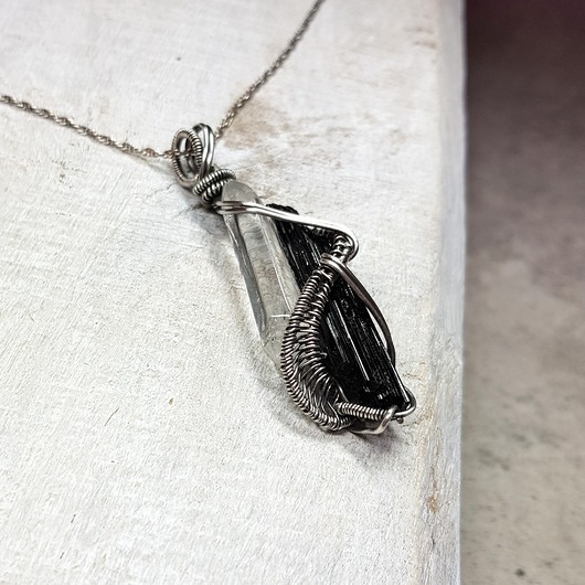 wisiory Turmalin z kryształem S192