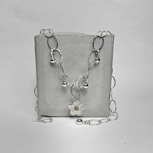 srebrne naszyjniki Srebrny naszyjnik kwiat niezapominajka