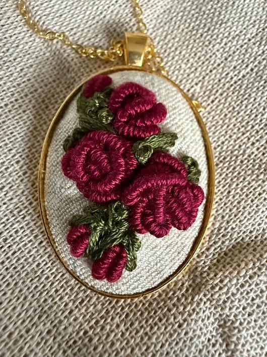 złote naszyjniki Ręcznie wyszywany naszyjnik "Czerwone róże"