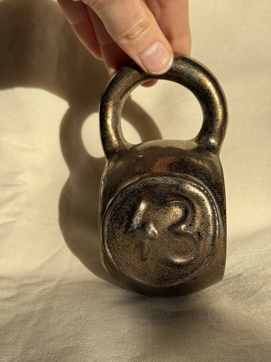 kubki Kubek kettlebell złoty z napisem - 43 kg