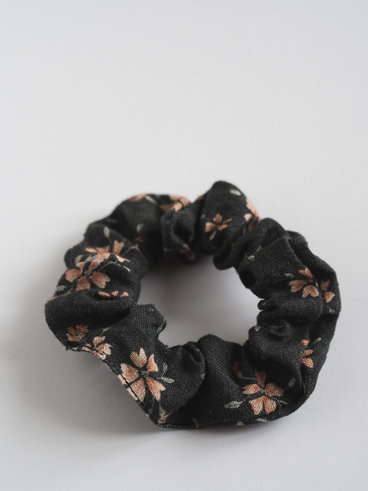 gumki do włosów Lniana gumka do włosów (scrunchie) ze wzorem w kwiaty