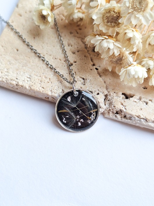 wisiory Wisiorek z żywicy z dmuchawcem kółko srebrne