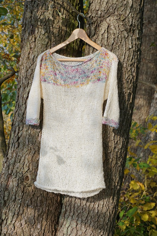 bluzki - inne Letni top w kolorze ecru z kolorowymi wstawkami, bawełna i wiskoza