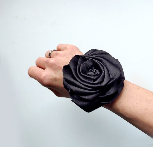 gumki do włosów Czarna, jedwabna róża na miniscrunchie