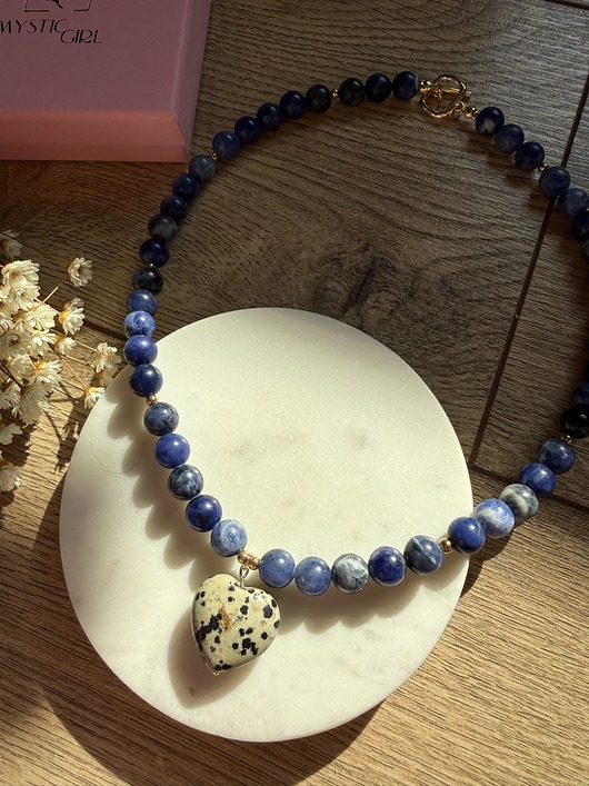 chokery Naszyjnik z sodalitu z sercem z jaspisu dalmatyńskiego