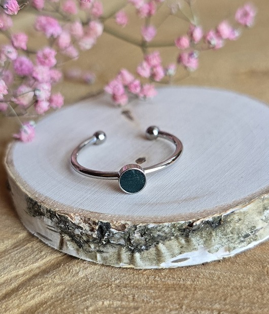 pierścionek z żywicy Pierścionek srebrny zielone oczko zielony minimalistyczny żywica brokatowy