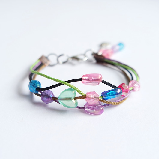 bransoletki na sznurku Bransoletka - Kolorowe serduszka  - sznureczki