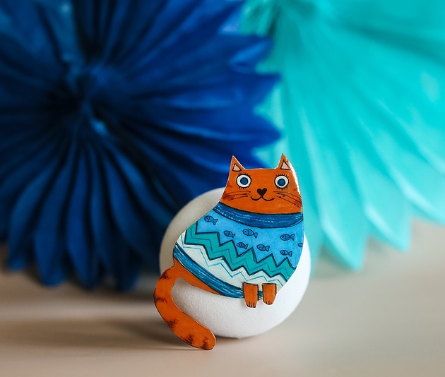 broszki Broszka rudy kot w niebieskiej bluzce