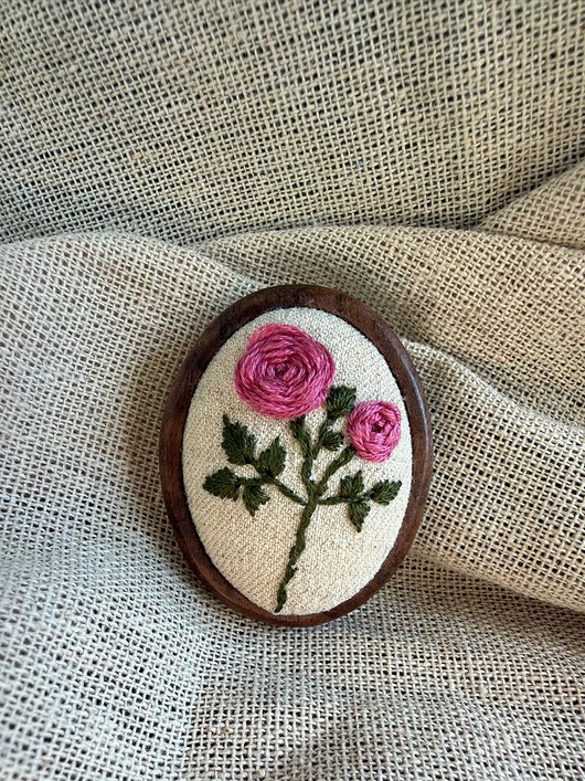 broszki Ręcznie haftowana broszka "Kwiat róży"
