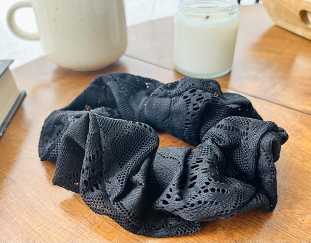gumki do włosów Czarna scrunchie z koronką 