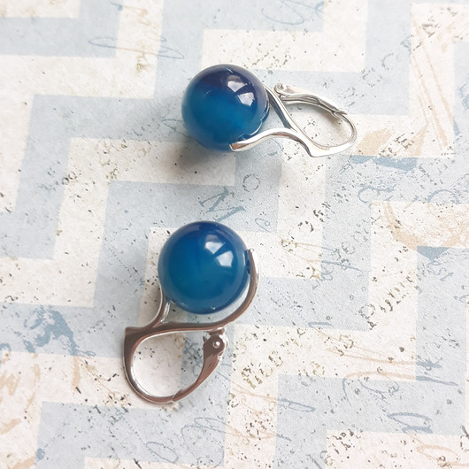 Kolczyki Kule niebieskiego agatu Ikati Jewellery
