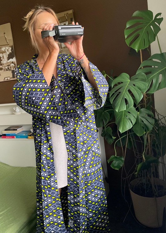 sukienki mini damskie Szare kimono w limonkowe krople
