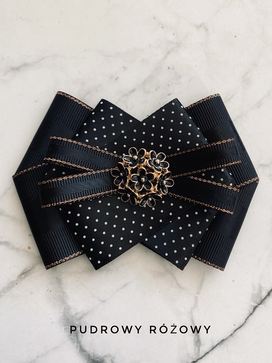 broszki Klasyk! Brosza  z delikatnymi czarno złotymi kwiatkami