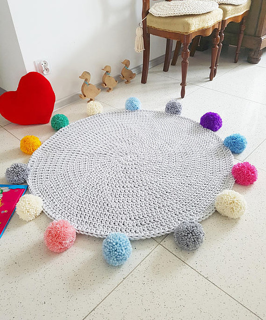 Dywan okrągły gładki szary tęczowe pompony Made of Weaves