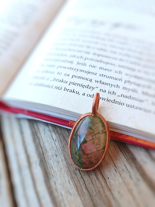 wisiory Agat arbuzowy miedziany wisiorek - talizman równowagi i harmonii