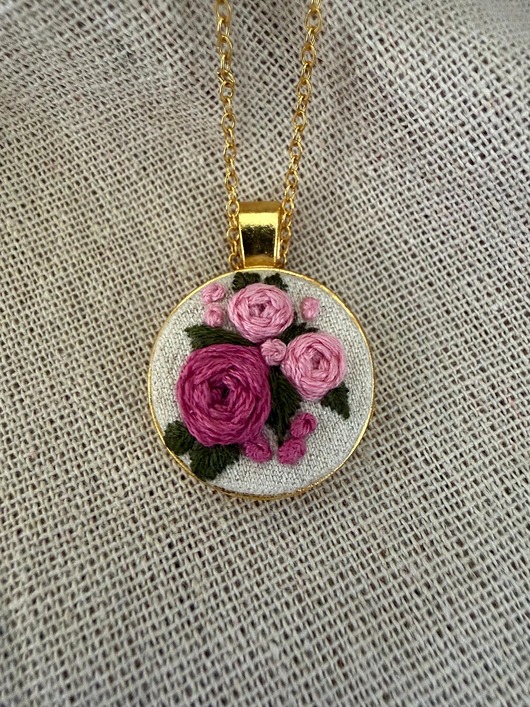 złote naszyjniki Ręcznie wyszywany naszyjnik "Różowe róże"
