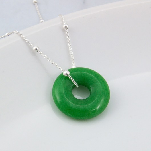 srebrne naszyjniki Naszyjnik jadeit zielony donut 18 mm, prezent dla koleżanki mamy lub siostry