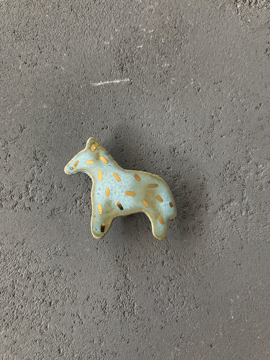 Ceramiczna broszka Koń niebieski w paseczki ELEMTHEBRAND