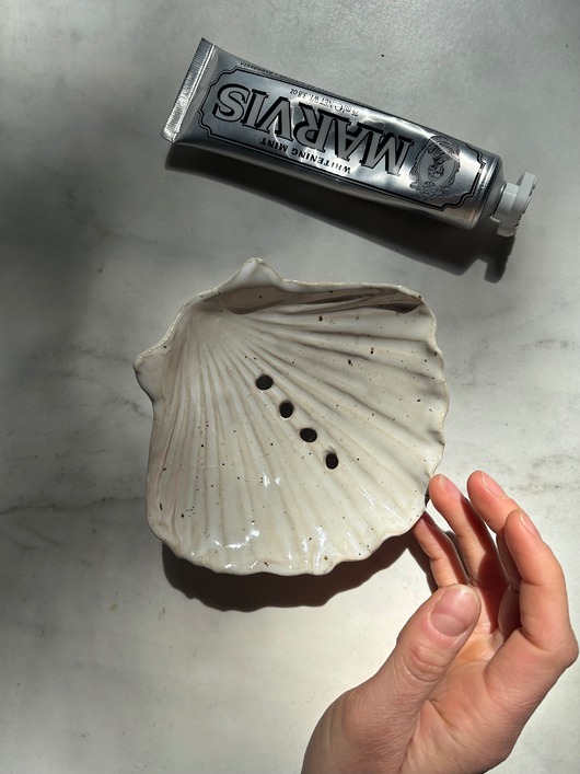 mydelniczki Ceramiczna Mydelniczka z Odpływem Muszelka Muszla Freckled White