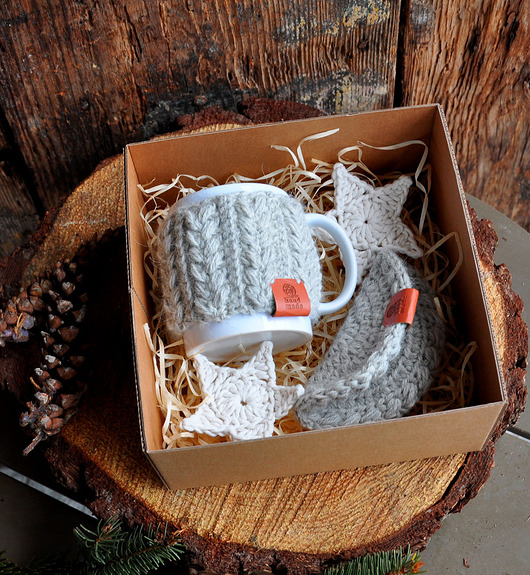 kubki Box prezentwowy, kubek w sweterku, podkładka, gwiazdki