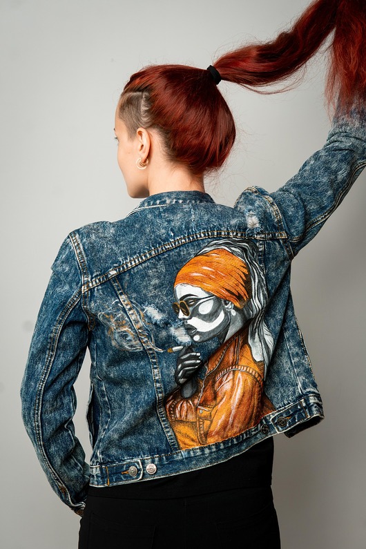 kurtki damskie Kurtka jeansowa ręcznie malowana CUSTOM / Dziewczyna z Perłą / Rozmiar XS