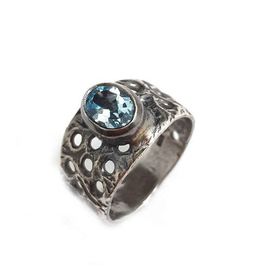 dziurawiec- sky blue topaz Pracownia Neores
