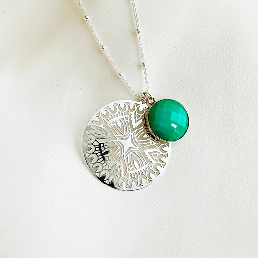 srebrne naszyjniki Srebrny naszyjnik medalion z zielonym kamieniem