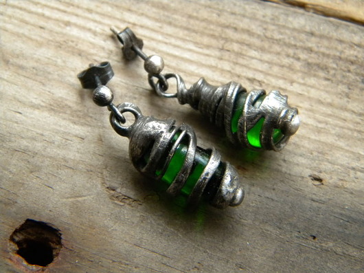 kolczyki wire wrapping zielony kokon  - sztyfciki