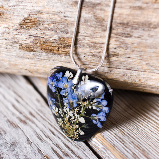 Naszyjnik z niezapominajkami w żywicy - serce So Jewelry